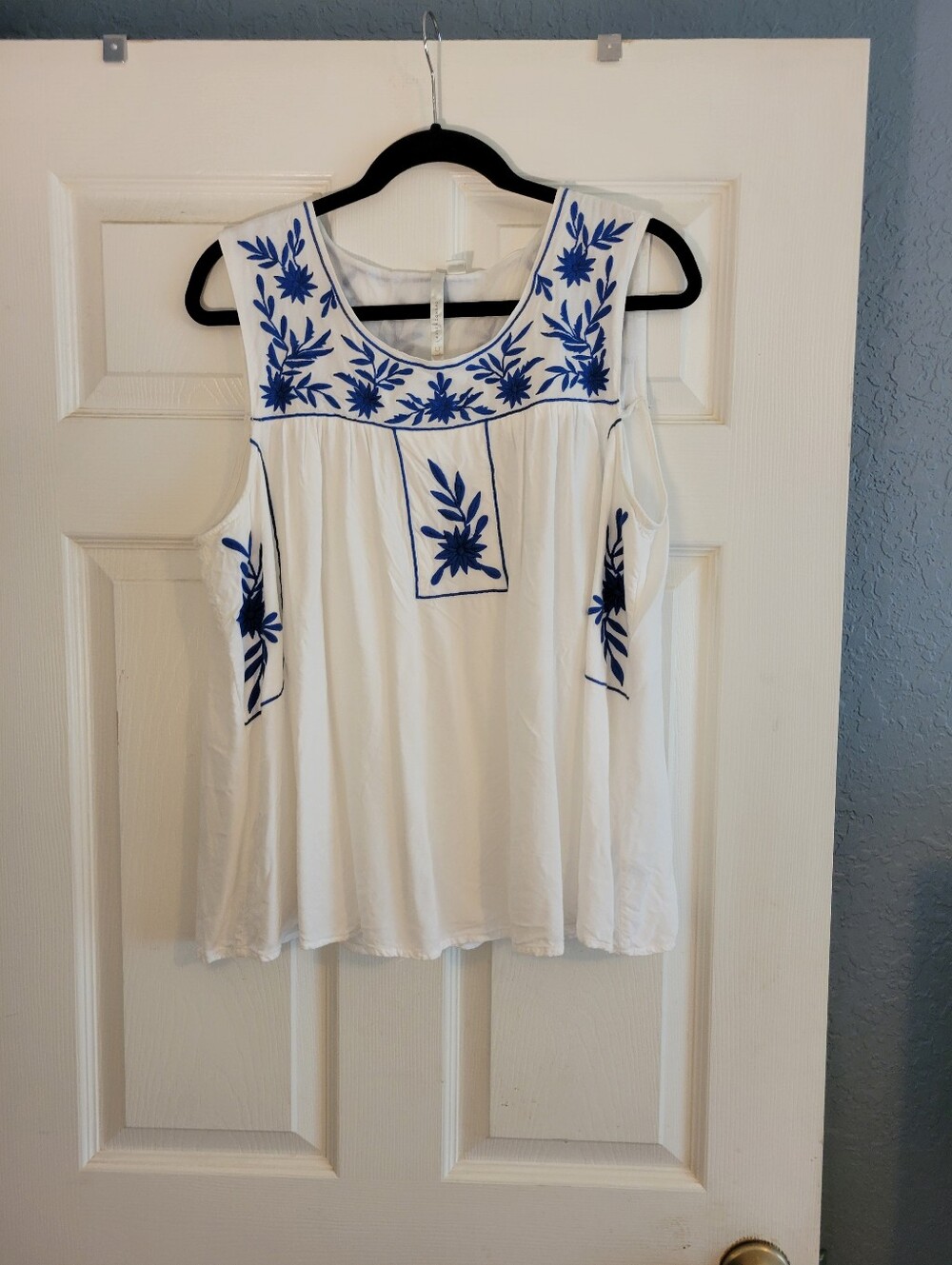 Lauren Conrad White Tunic Tank Top with Blue Floral Embroidery Size XL Plus Size